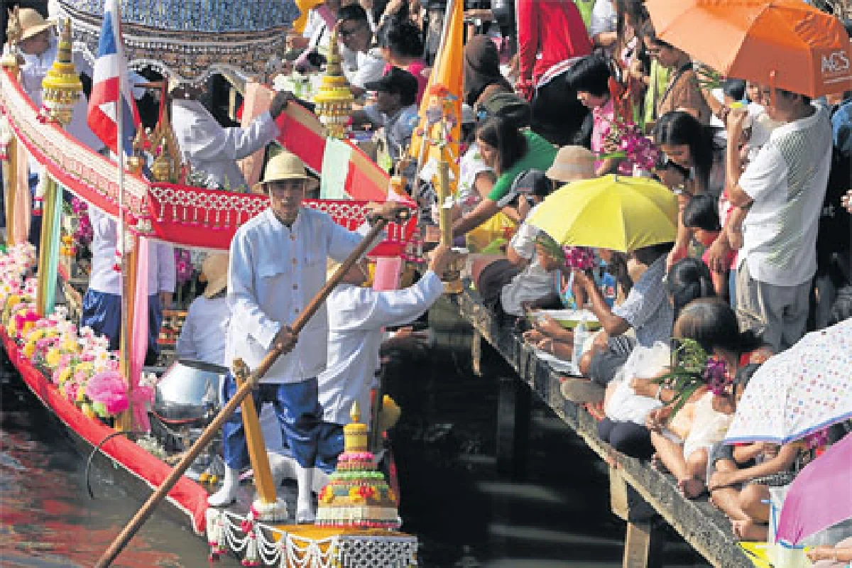 ตักบาตรพระร้อยทางเรือ