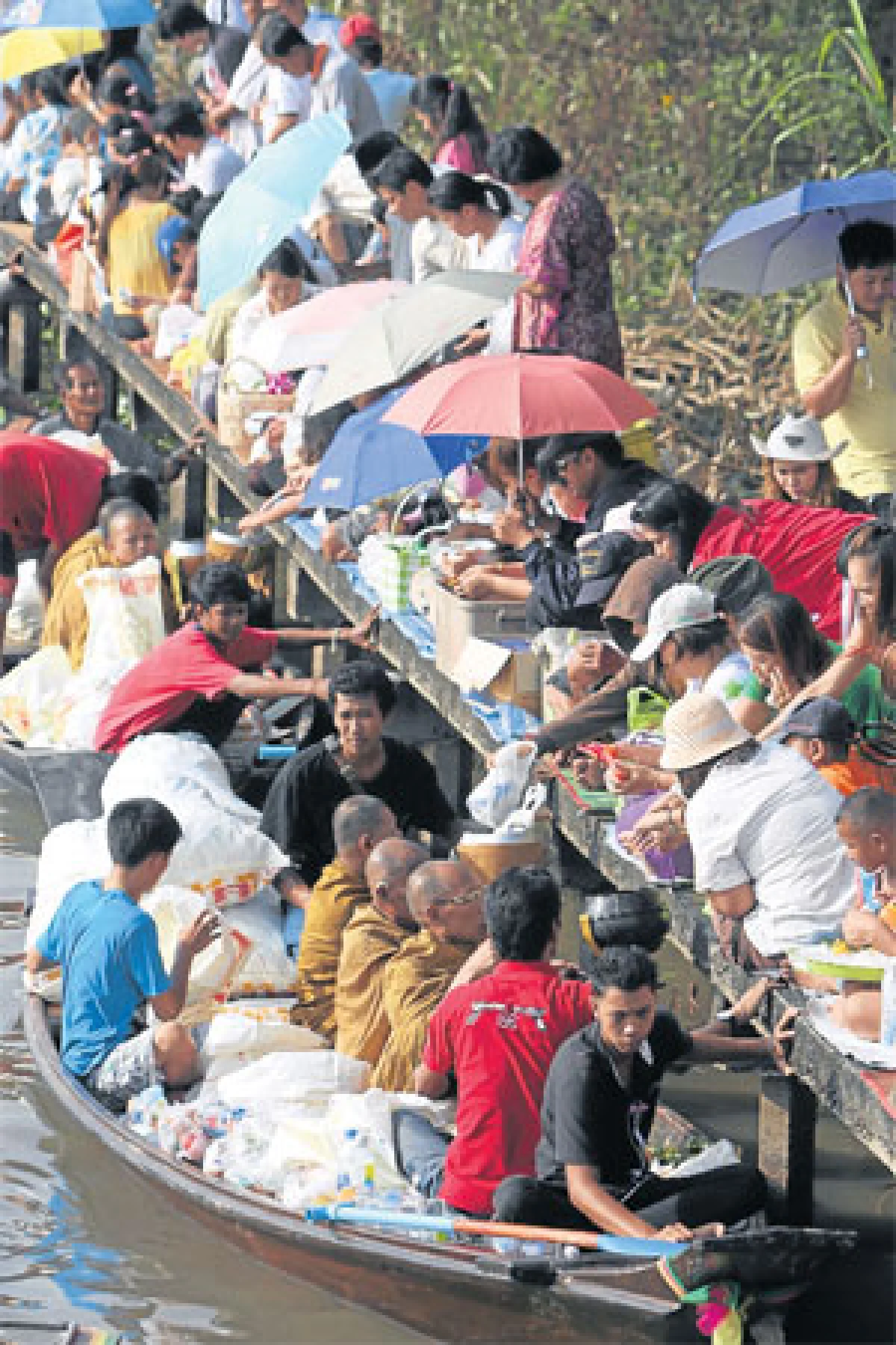 ตักบาตรพระร้อยทางเรือ