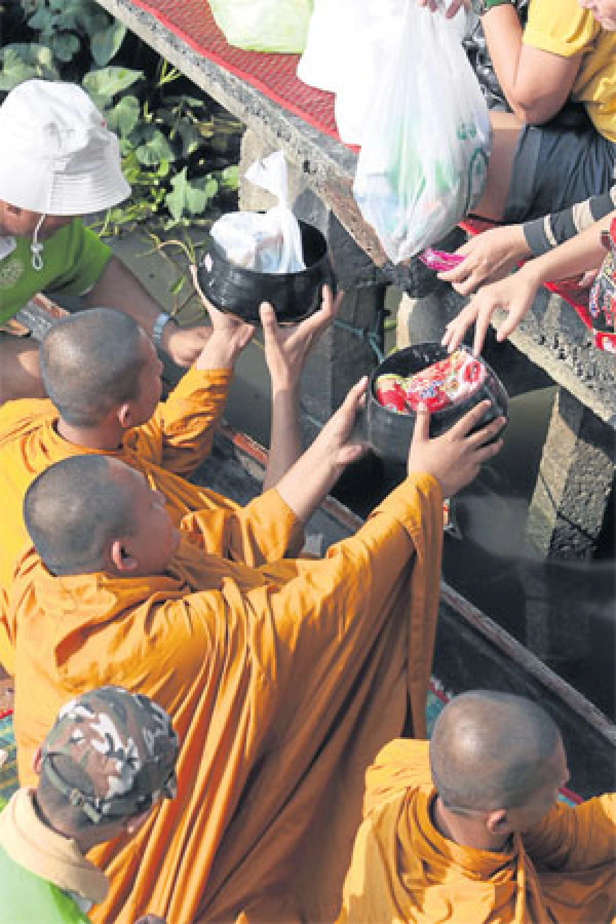 ตักบาตรพระร้อยทางเรือ