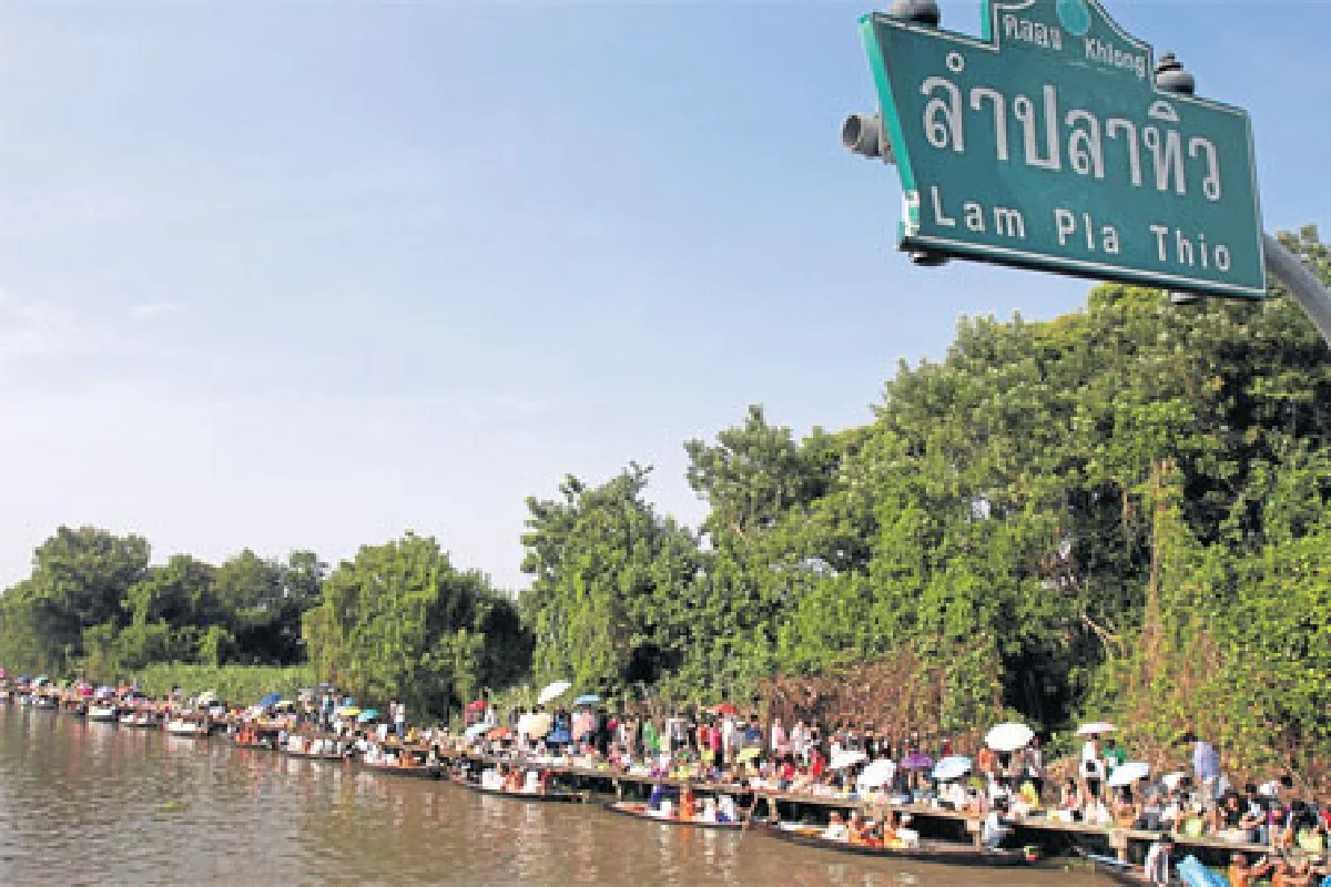 ตักบาตรพระร้อยทางเรือ