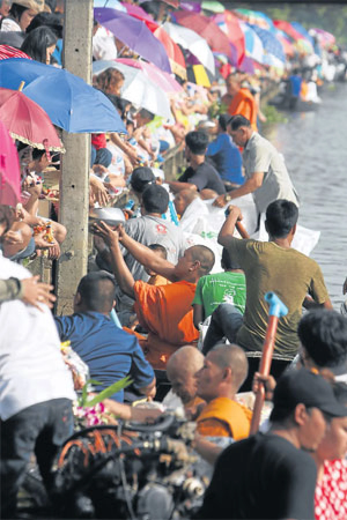 ตักบาตรพระร้อยทางเรือ