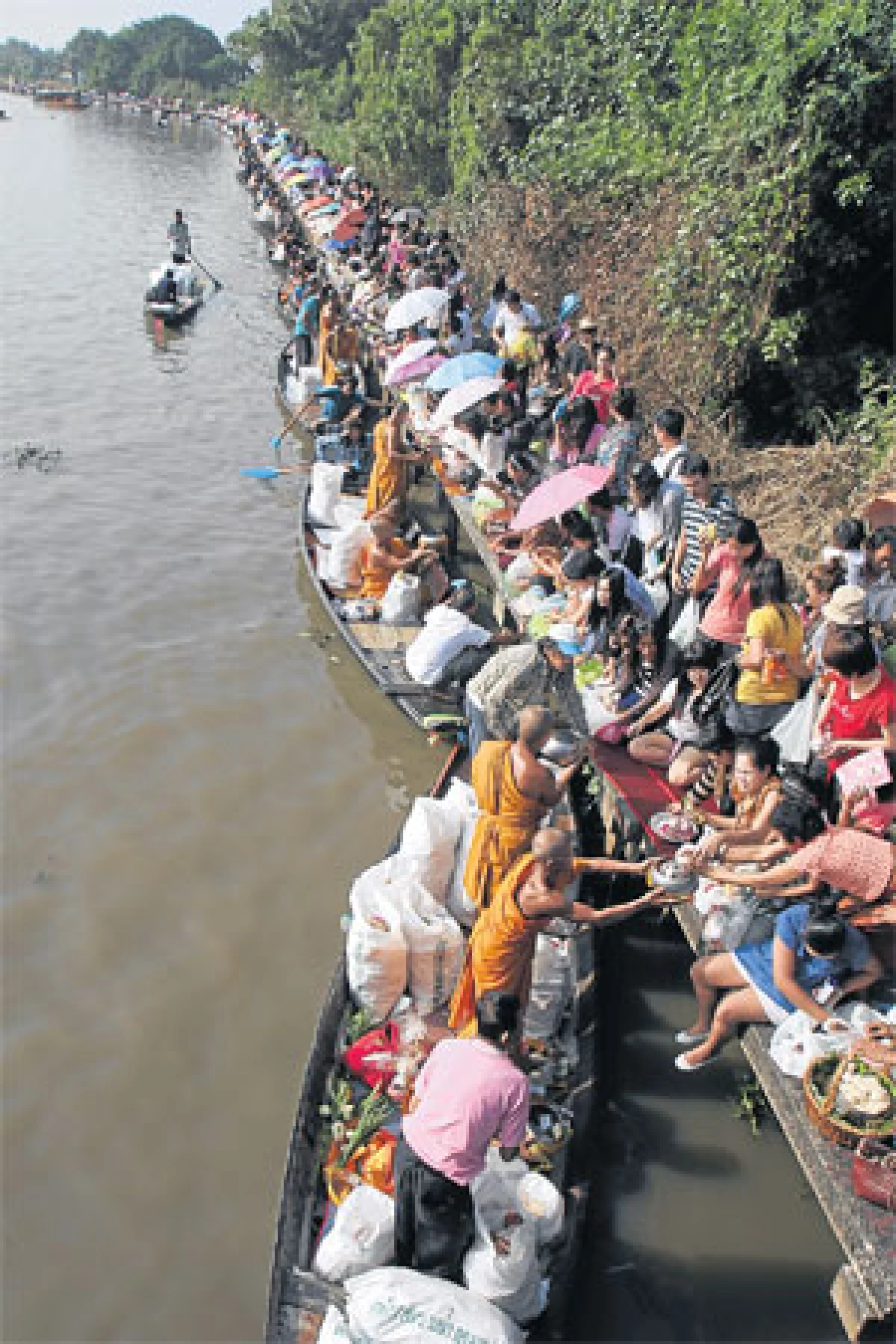ตักบาตรพระร้อยทางเรือ