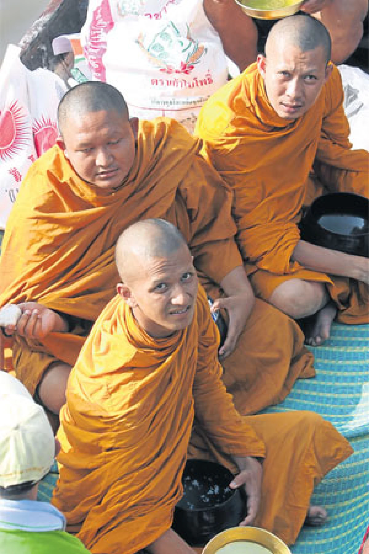 ตักบาตรพระร้อยทางเรือ