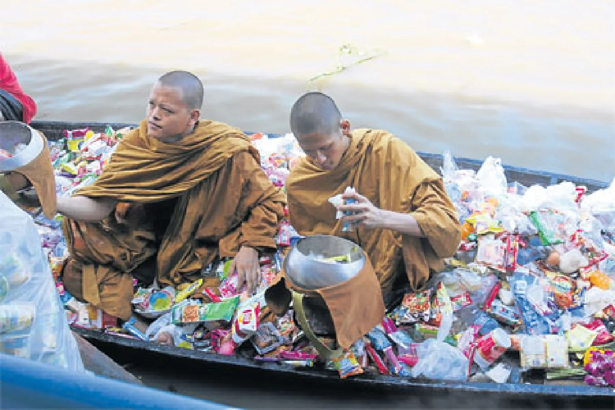 ตักบาตรพระร้อยทางเรือ