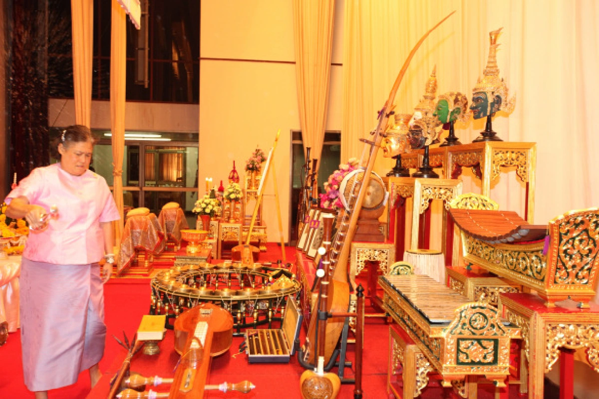 สมเด็จพระเทพฯทรงร่วมไหว้ครูดนตรีไทย