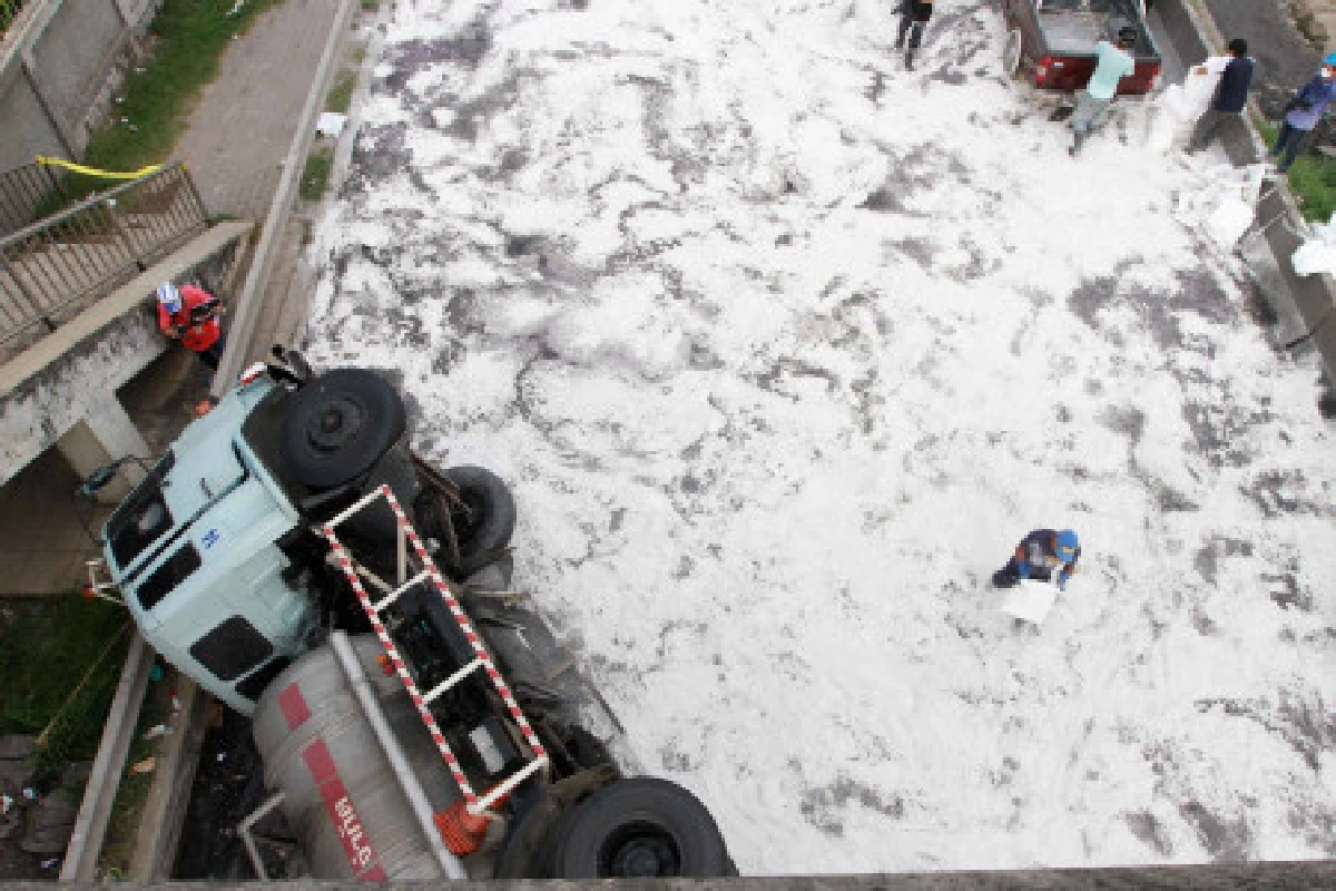 รถบรรทุกกรดคว่ำกลางพระราม2ดับ2ราย