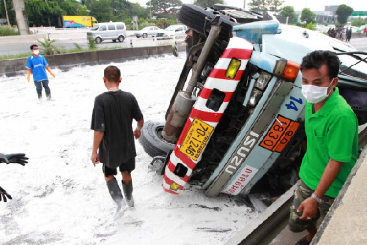 รถบรรทุกกรดคว่ำกลางพระราม2ดับ2ราย