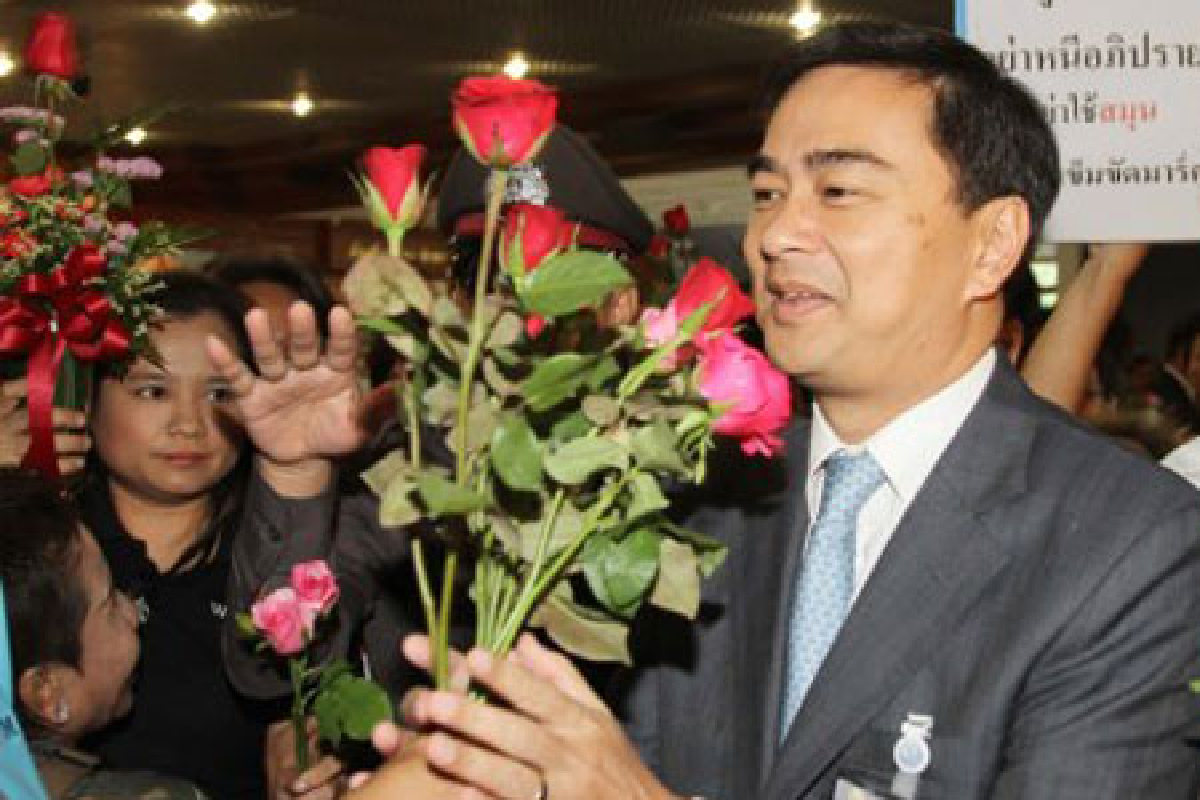 แห่ให้กำลังใจมาร์คโดนสุกำพลถอดยศ แห่ให้กำลังใจมาร์คโดนสุกำพลถอดยศ