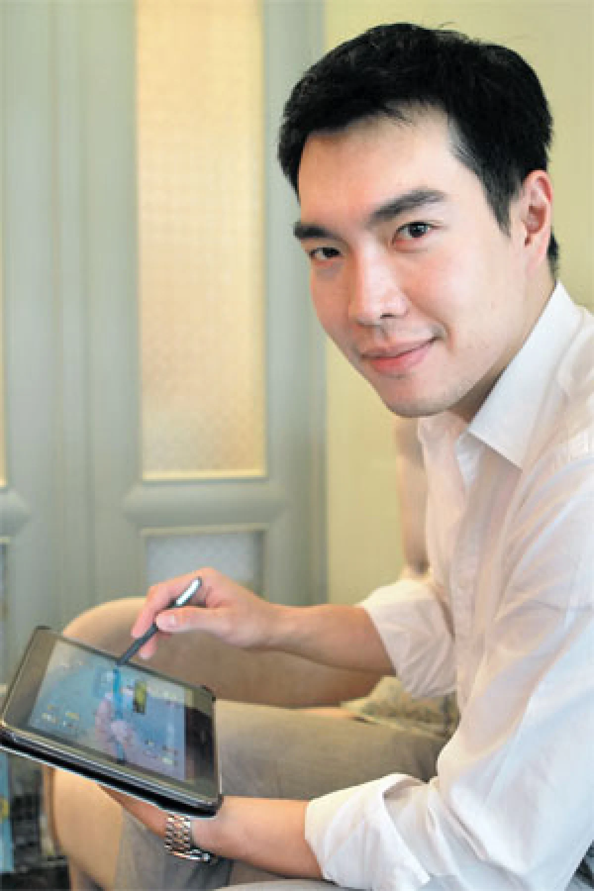 นพ.ณัฐพล พิณนิมิตร สวยง่ายๆ ด้วยแกดเจ็ตคุณหมอ