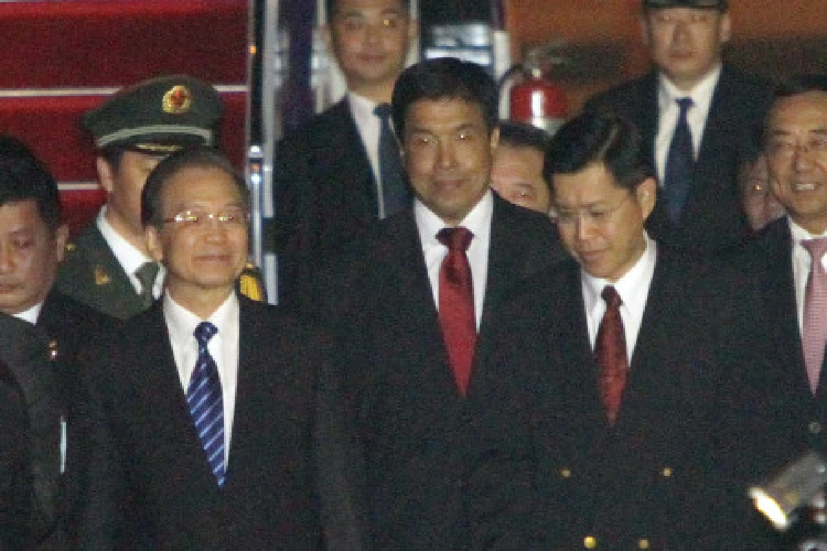 นายกฯจีนถึงไทยแล้วเข้าถกนักธุรกิจ