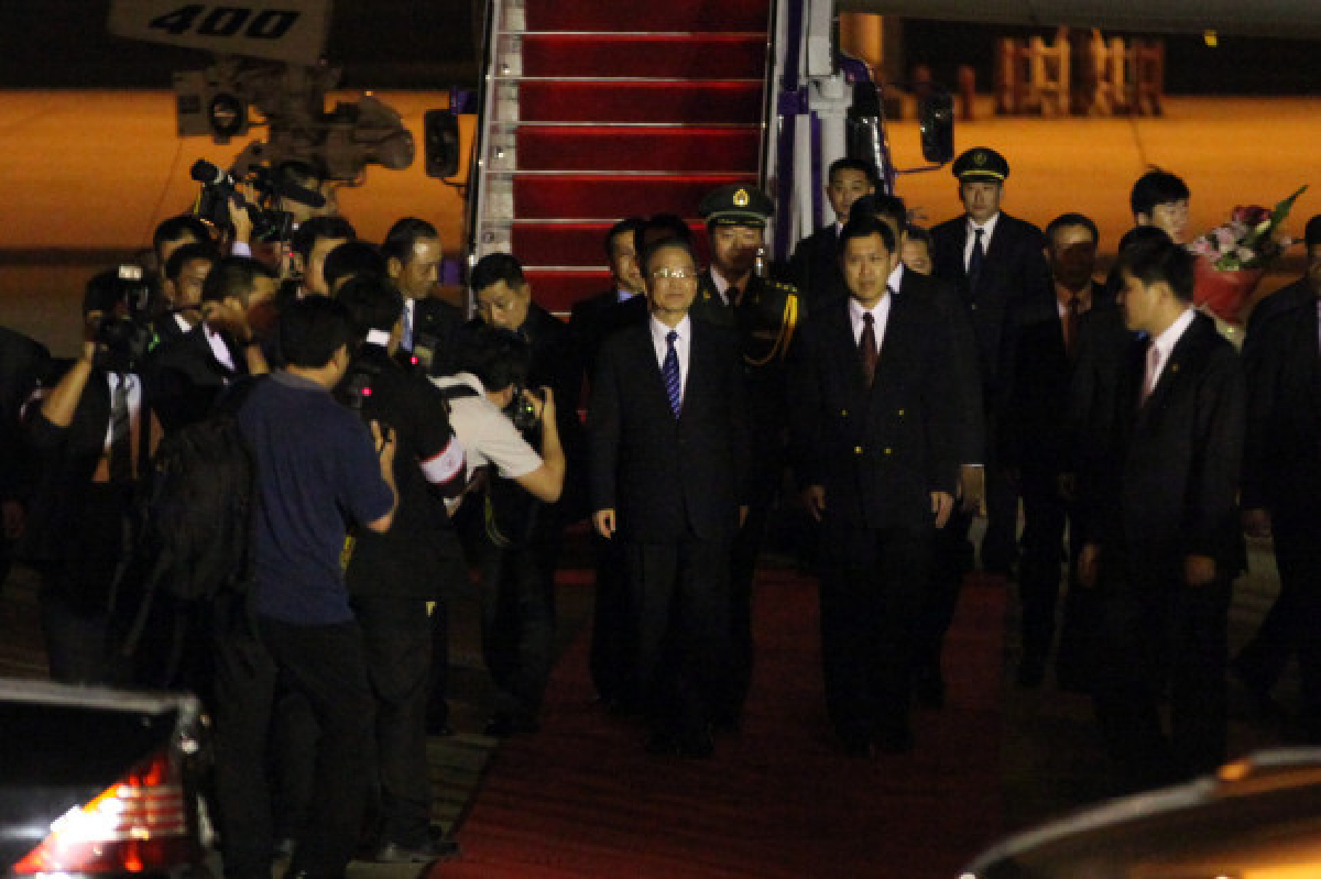 นายกฯจีนถึงไทยแล้วเข้าถกนักธุรกิจ นายกฯจีนถึงไทยแล้วเข้าถกนักธุรกิจ
