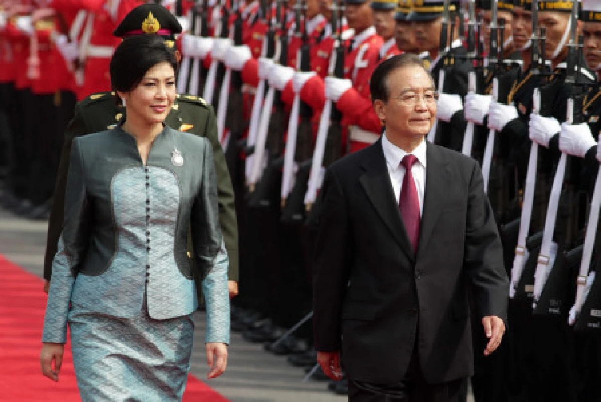ยิ่งลักษณ์นำนายกฯจีนตรวจแถวทหาร