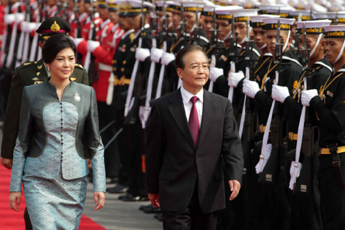 ยิ่งลักษณ์นำนายกฯจีนตรวจแถวทหาร ยิ่งลักษณ์นำนายกฯจีนตรวจแถวทหาร