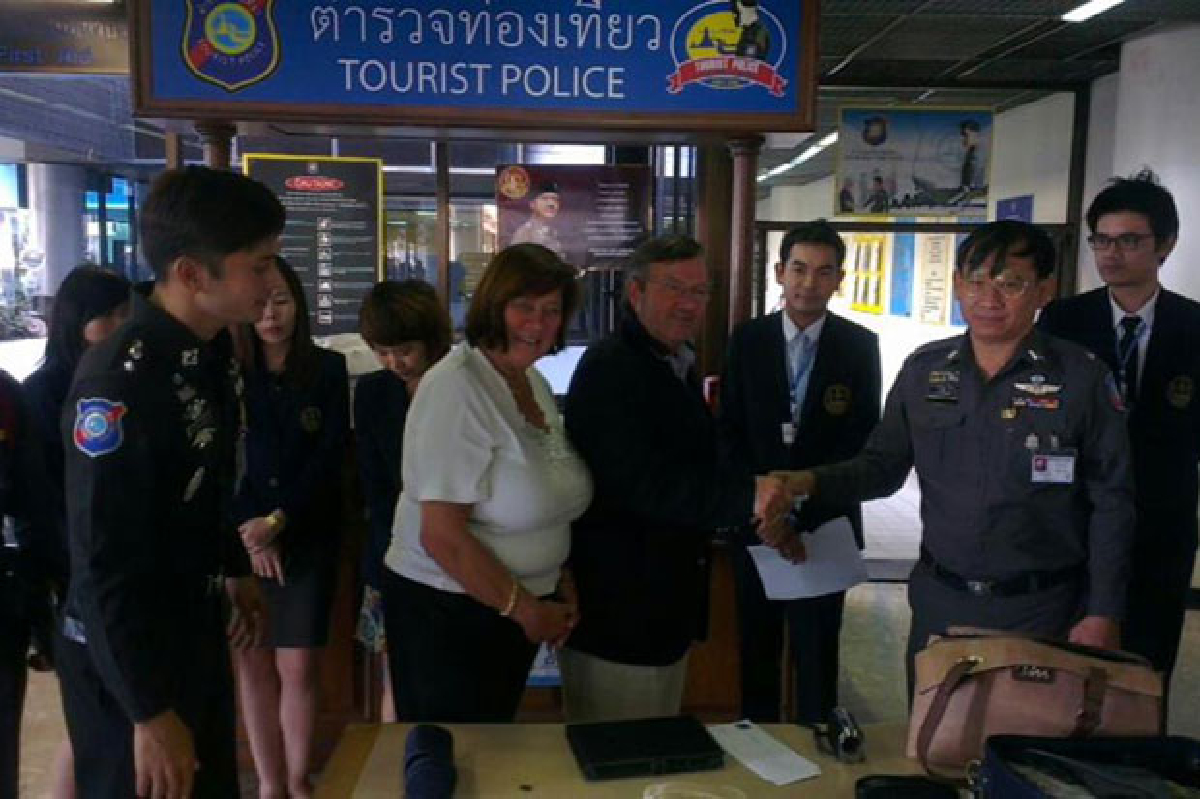 คืนเงิน-ทรัพย์สินกว่าแสนให้ชาวเนเธอร์แลนด์ คืนเงิน-ทรัพย์สินกว่าแสนให้ชาวเนเธอร์แลนด์