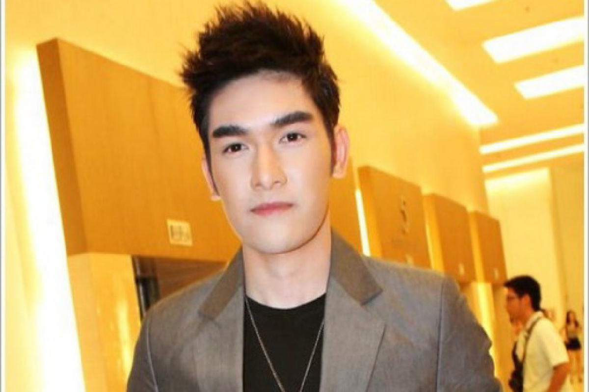 สิงโตปัดสาวแตกตบตีแย่งชาย สิงโตปัดสาวแตกตบตีแย่งชาย
