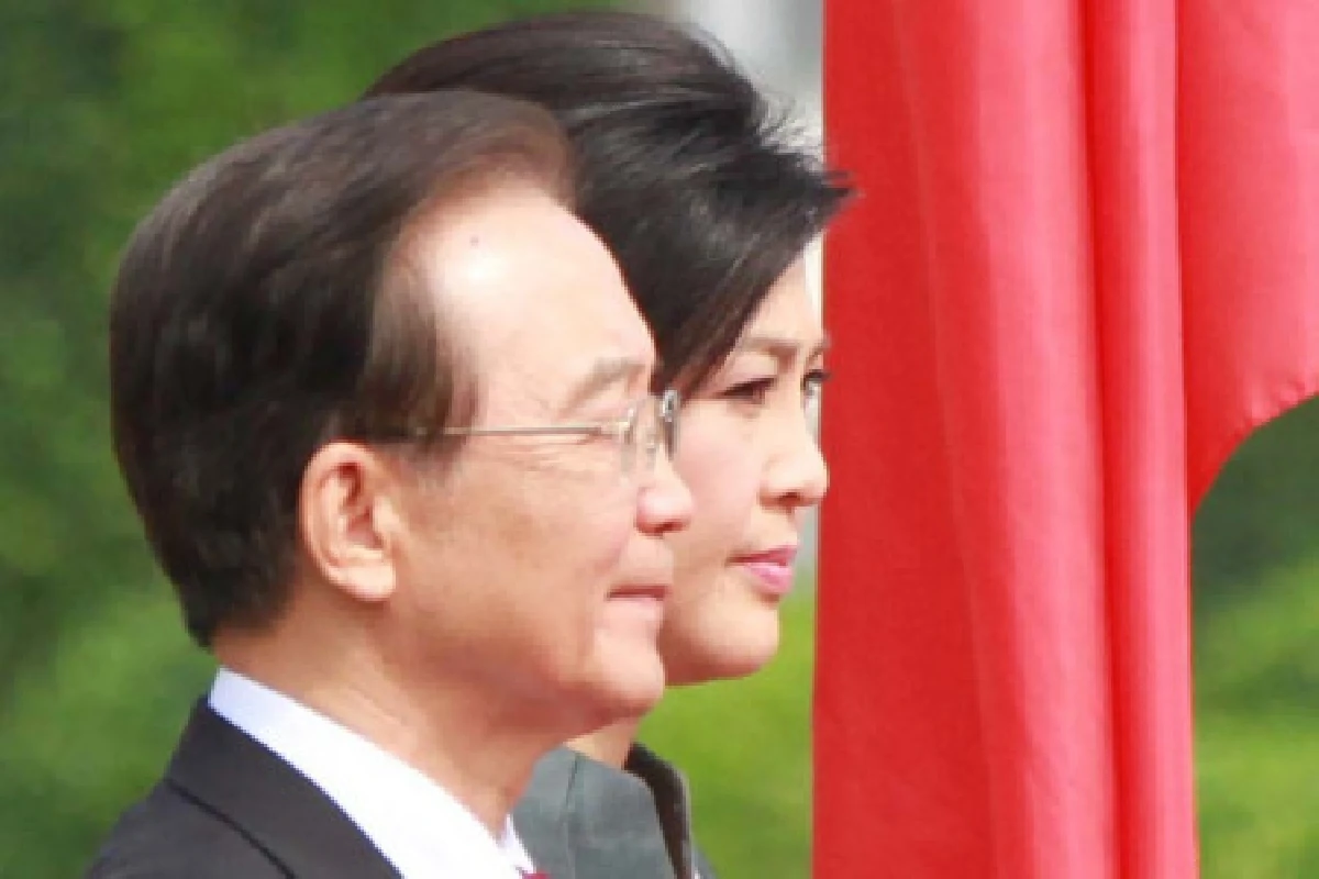 ยิ่งลักษณ์นำนายกฯจีนตรวจแถวทหาร