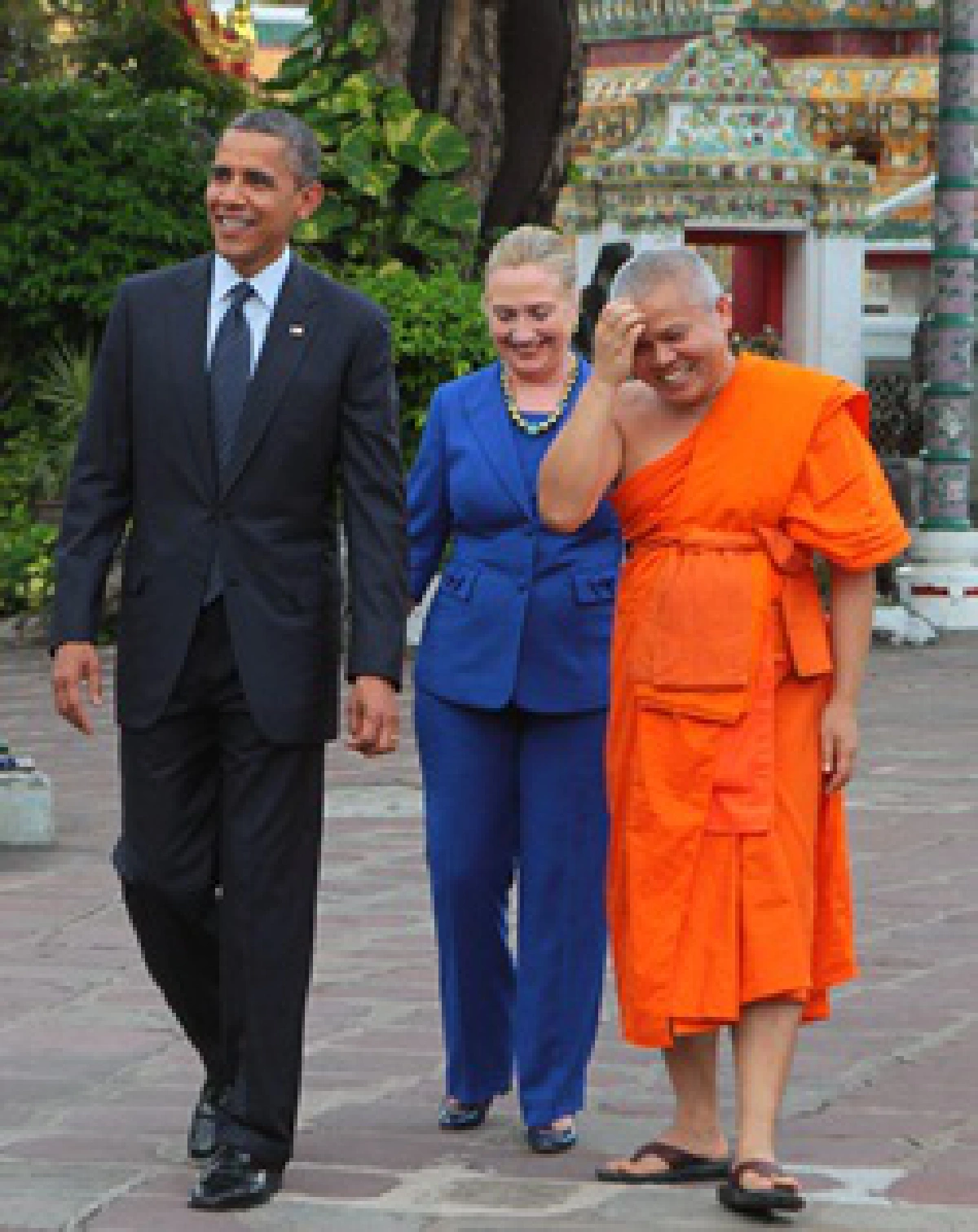 Learn Thai: Obama asks for monk's blessing