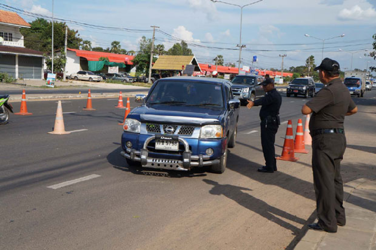 ศรีสะเกษตั้งด่านตรวจเข้มผวาม็อบขนอาวุธเข้ากรุง ศรีสะเกษตั้งด่านตรวจเข้มผวาม็อบขนอาวุธเข้ากรุง