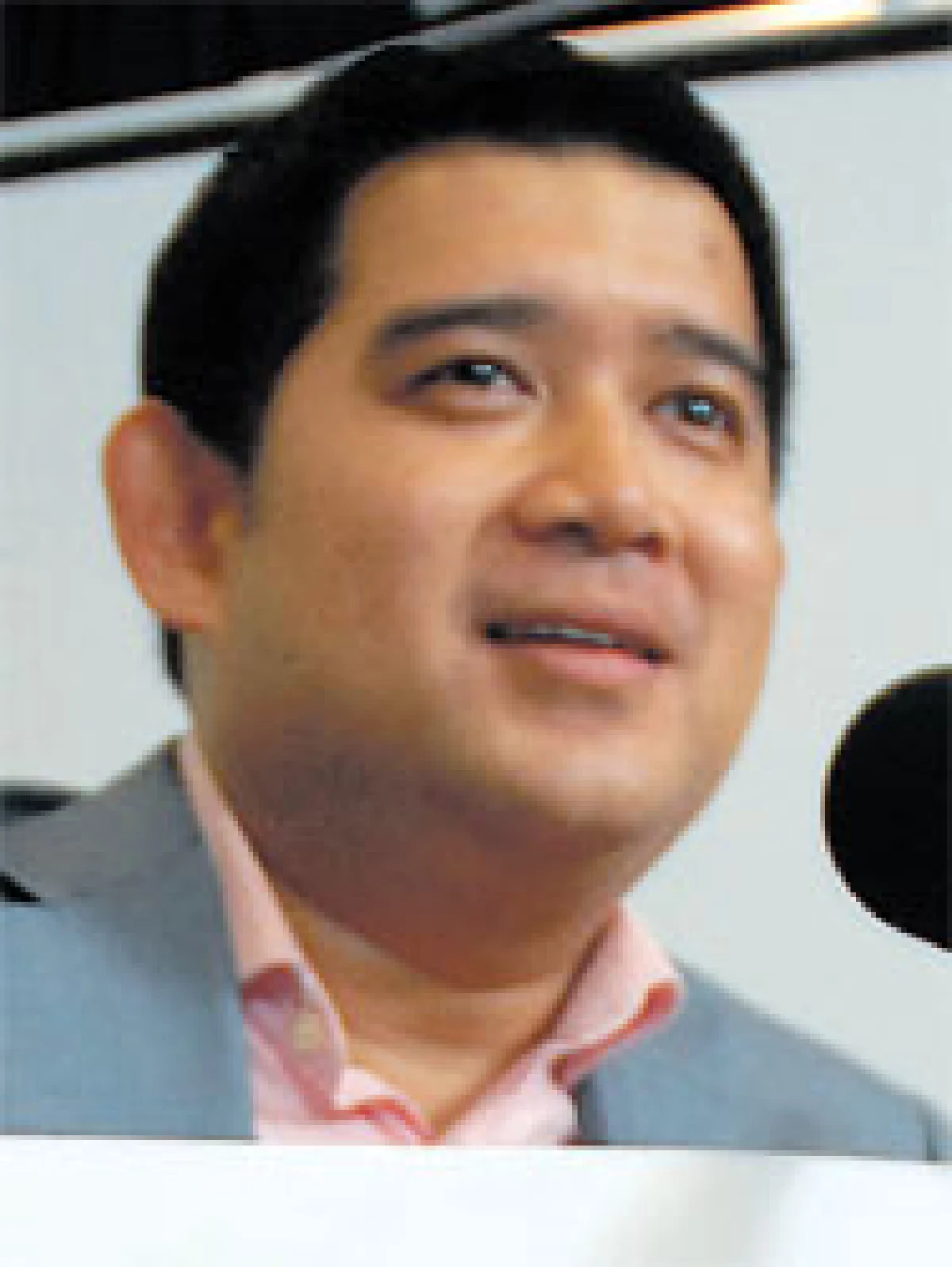 รุมอัดตำรวจยิงแก๊สน้ำตา