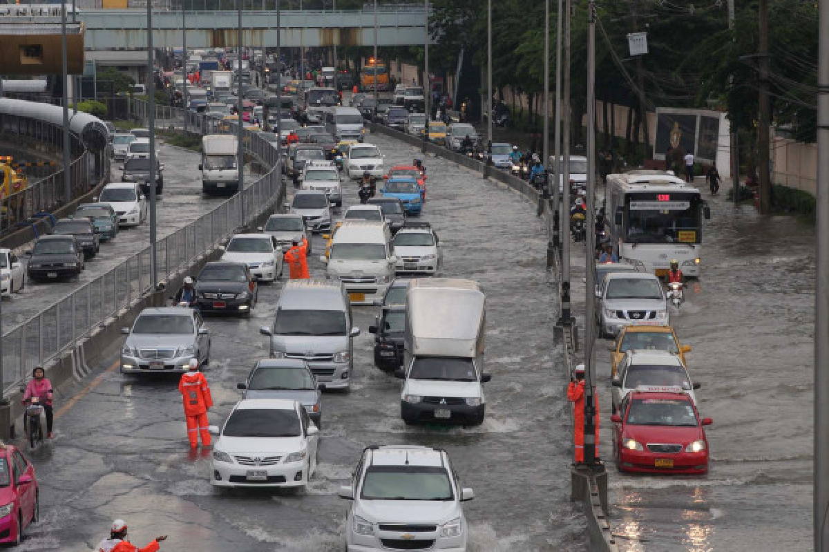 ฝนถล่มกรุงส่งผลจราจรติดขัด ฝนถล่มกรุงส่งผลจราจรติดขัด