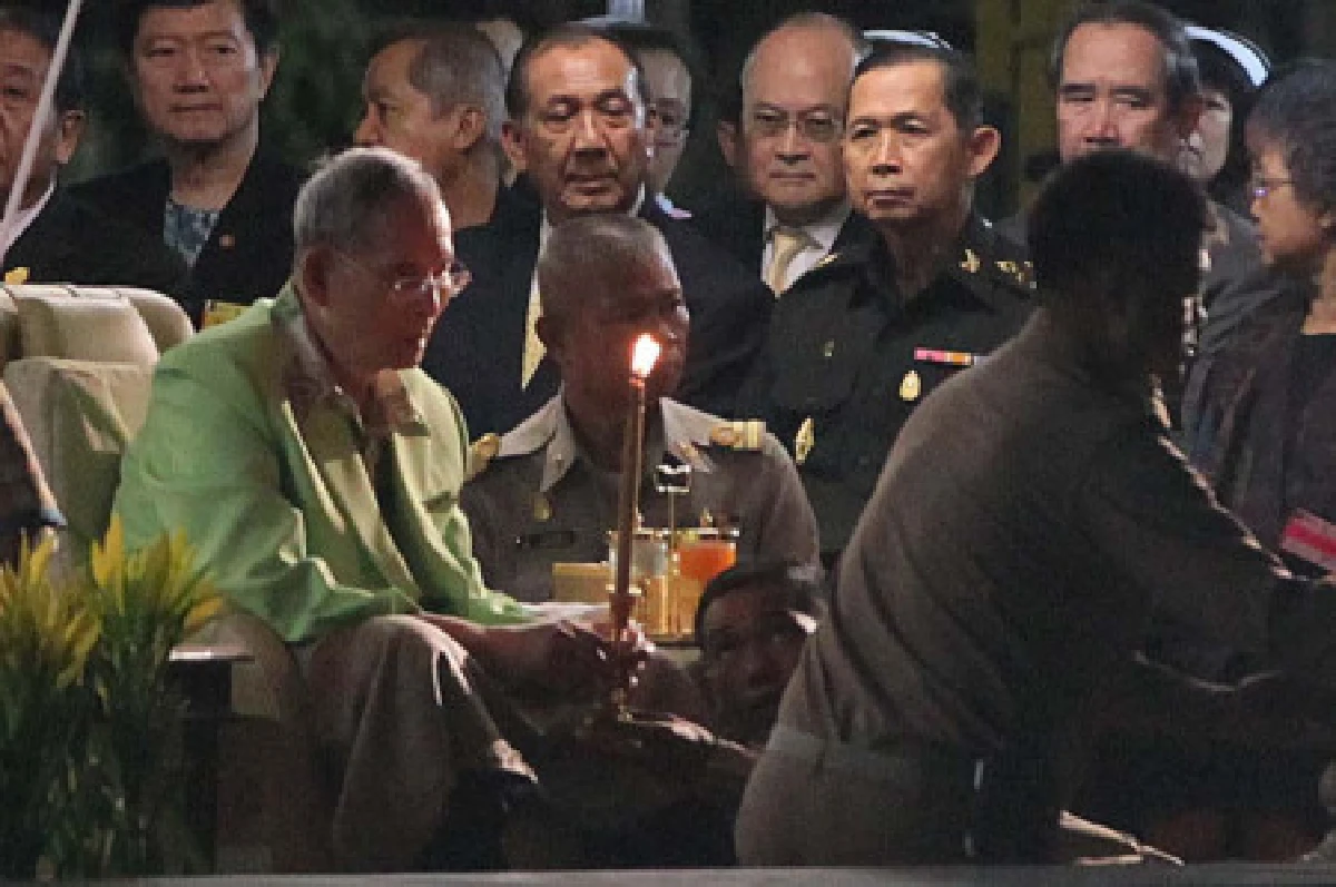 ในหลวง-สมเด็จพระเทพฯทรงลอยพระประทีป