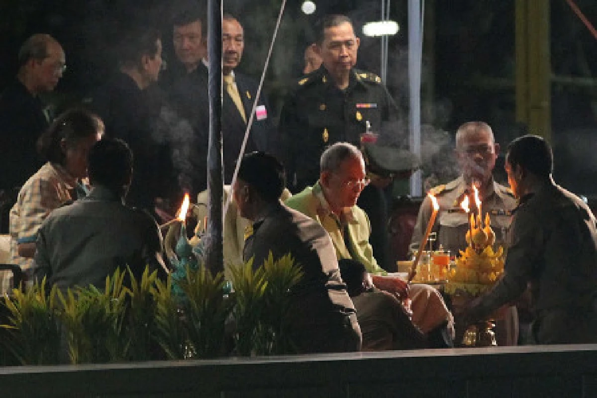 ในหลวง-สมเด็จพระเทพฯทรงลอยพระประทีป