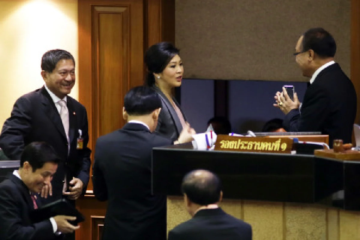 สภามีมติไว้วางใจ ยิ่งลักษณ์นั่งนายกฯต่อ
