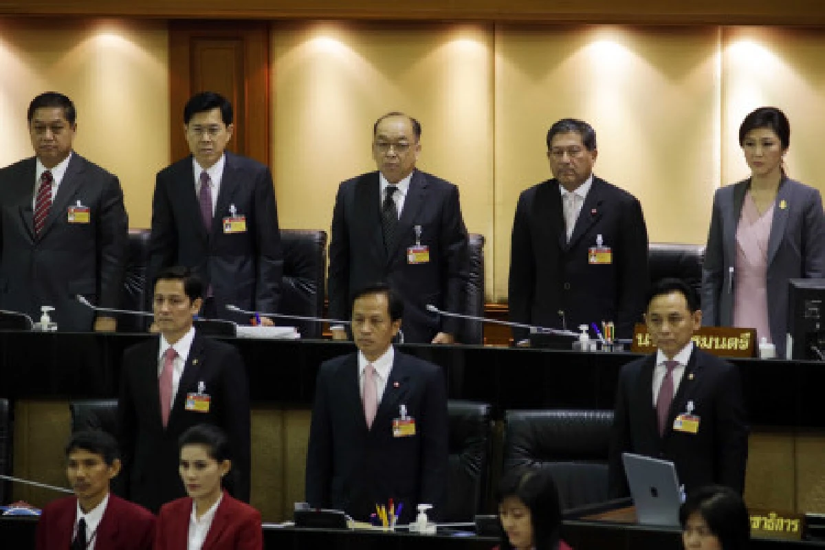 สภามีมติไว้วางใจ ยิ่งลักษณ์นั่งนายกฯต่อ