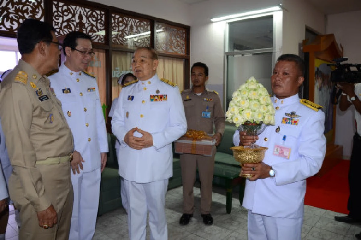 ฟ้าหญิงฯพระราชทานพานดอกบัวเยี่ยมพ่อคูณ