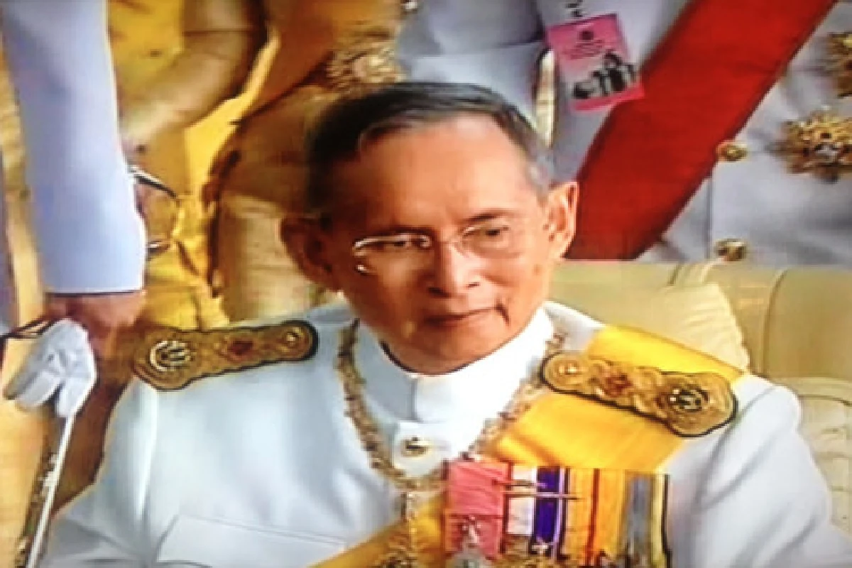 ในหลวงพระพักตร์แจ่มใสเสด็จฯพระที่นั่งอนันตฯ