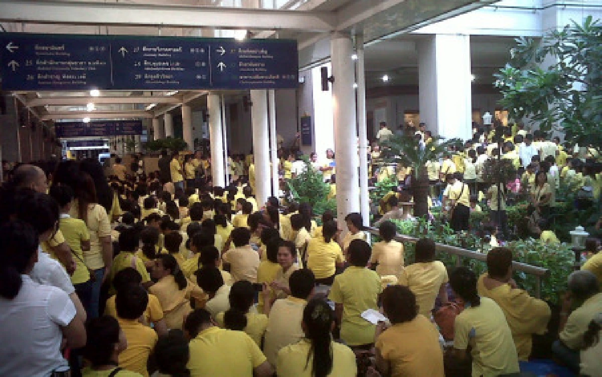 ปชช.แน่นลานพระรูปรอเฝ้าฯในหลวง