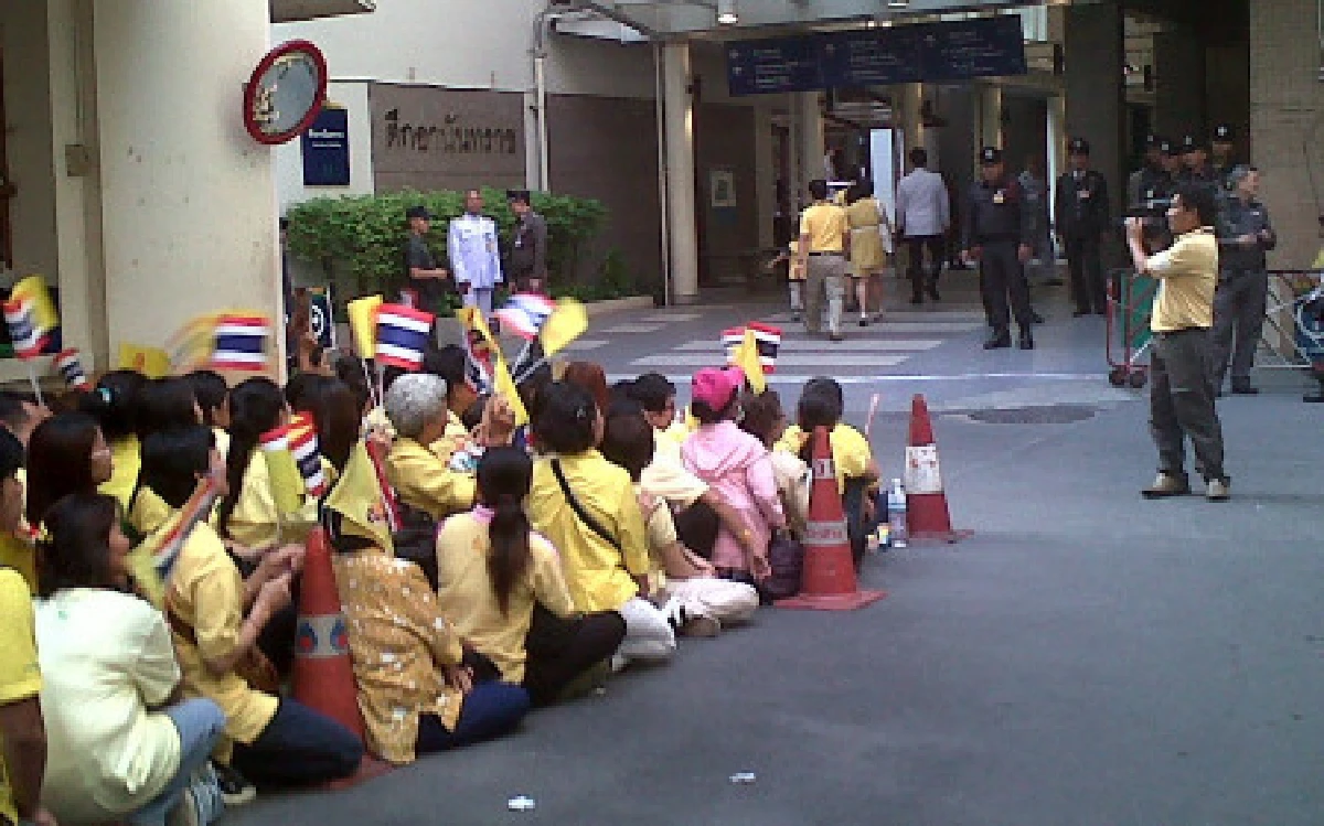 ปชช.แน่นลานพระรูปรอเฝ้าฯในหลวง
