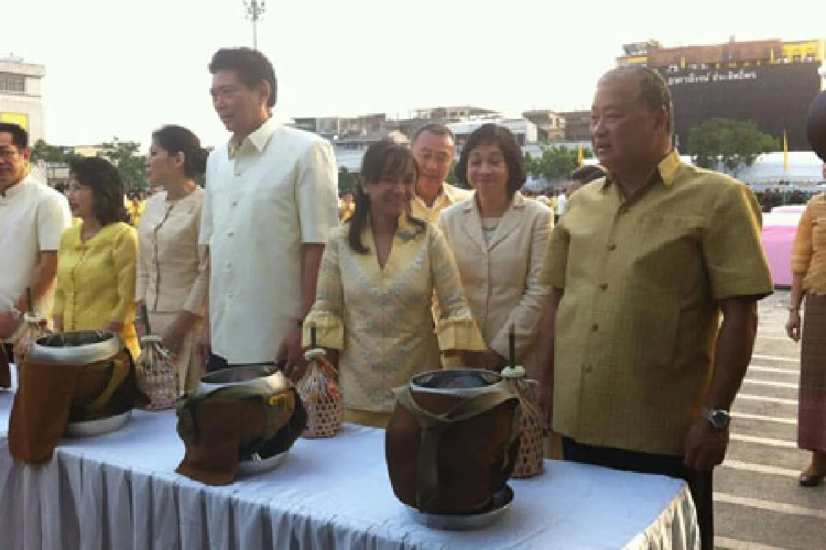 กทม.ทำบุญตักบาตรถวายพระราชกุศล