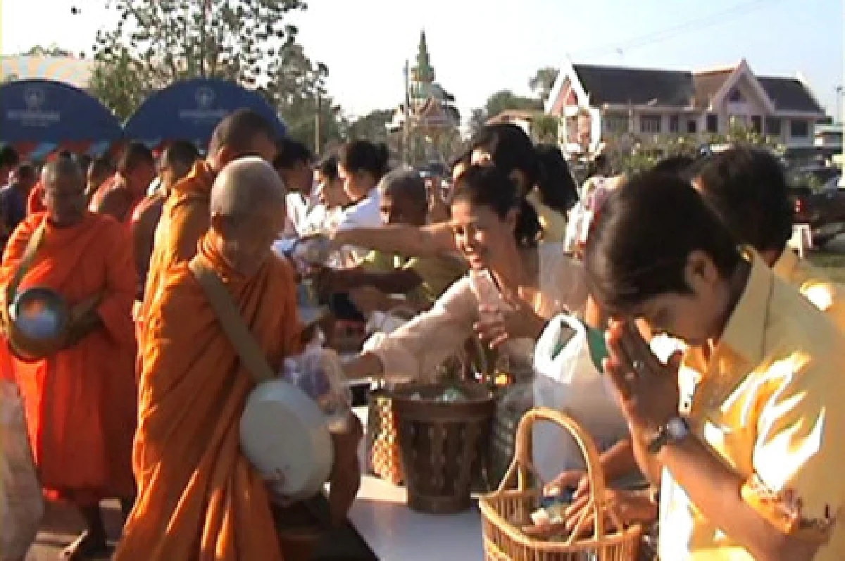 พสกนิกรชายแดนไทย-กัมพูชาทำบุญถวายในหลวง