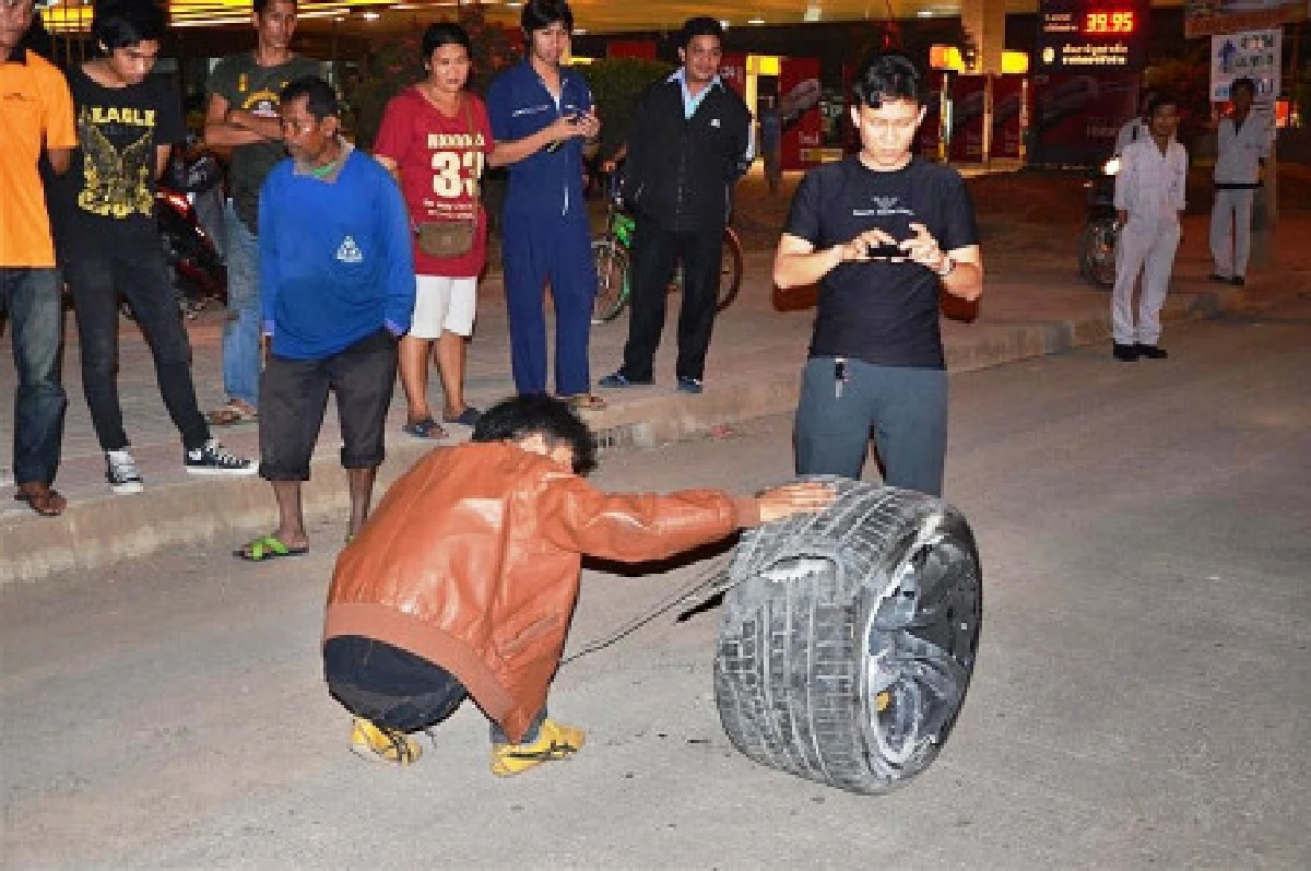 ลัมโบร์กินีพลิกคว่ำไฟไหม้ทั้งคันคนขับรอด