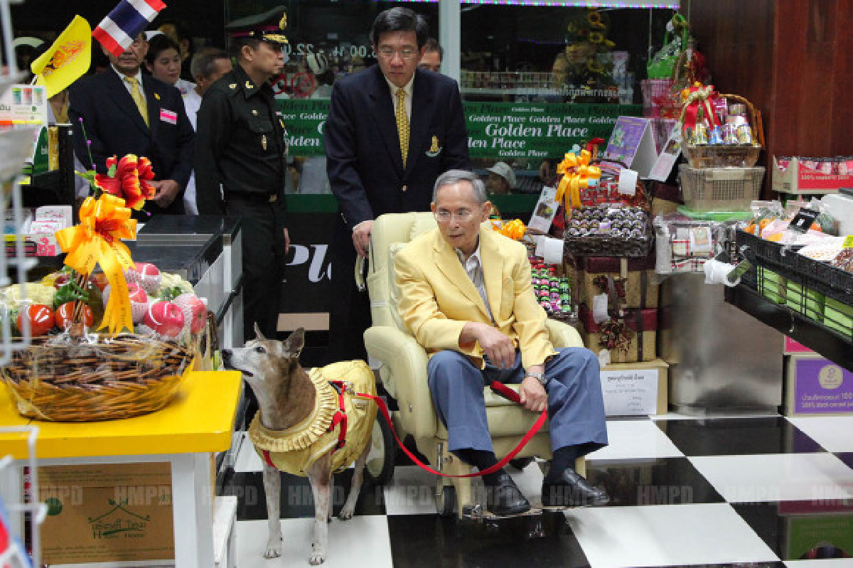 ในหลวงเสด็จฯทอดพระเนตรร้านโกลเด้นเพลส ในหลวงเสด็จฯทอดพระเนตรร้านโกลเด้นเพลส