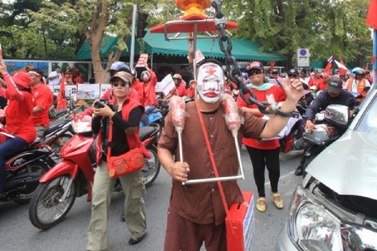 แดงจัดแรลลี่ลั่น"เป็นขี้ข้าแม้วหนักหัวใคร"