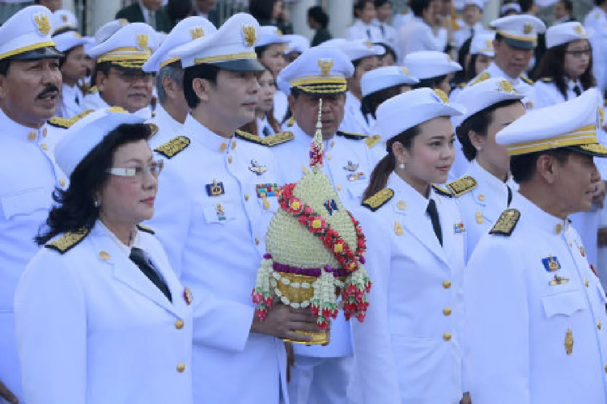 นักการเมือง-ขรก.วางพานพุ่มวันรัฐธรรมนูญ