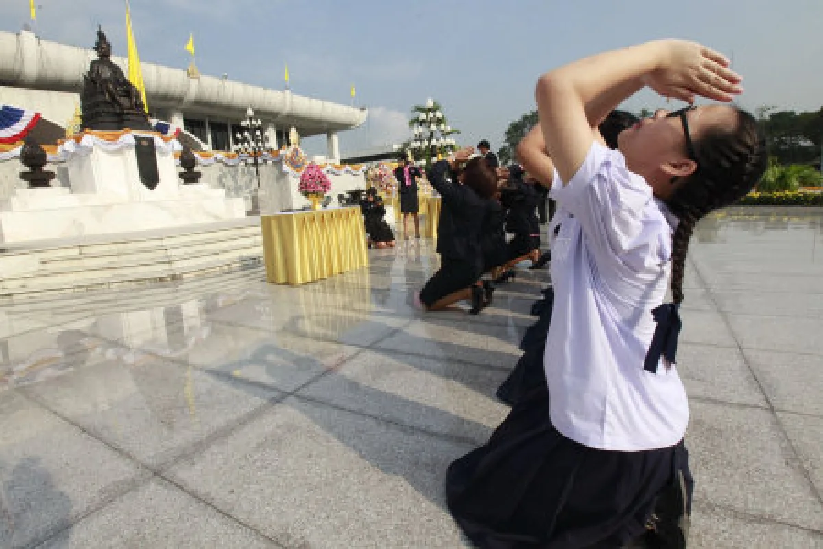 นักการเมือง-ขรก.วางพานพุ่มวันรัฐธรรมนูญ