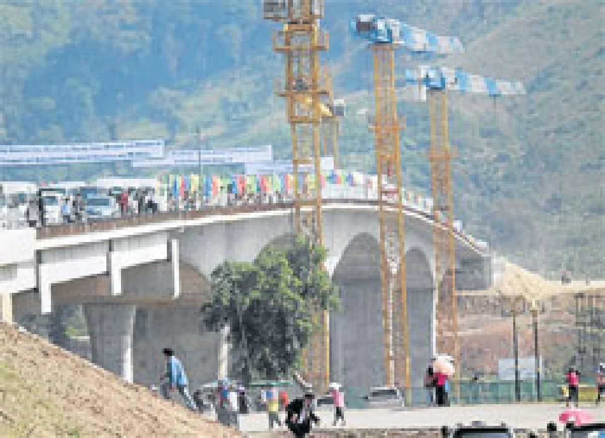 สะพานข้ามโขง...บูมค้าไทย-ลาวรับเออีซี