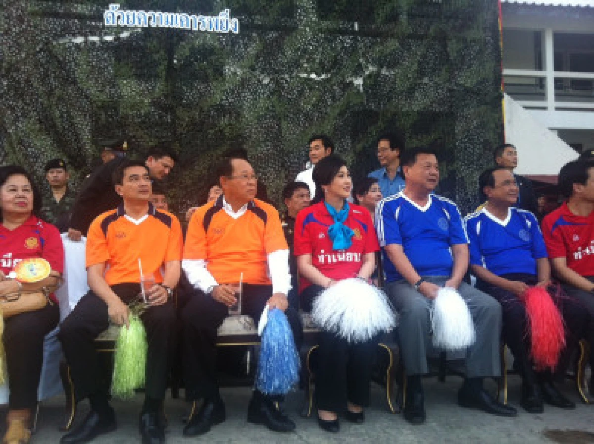 ยิ่งลักษณ์-อภิสิทธิ์ร่วมงานกีฬาสื่อ