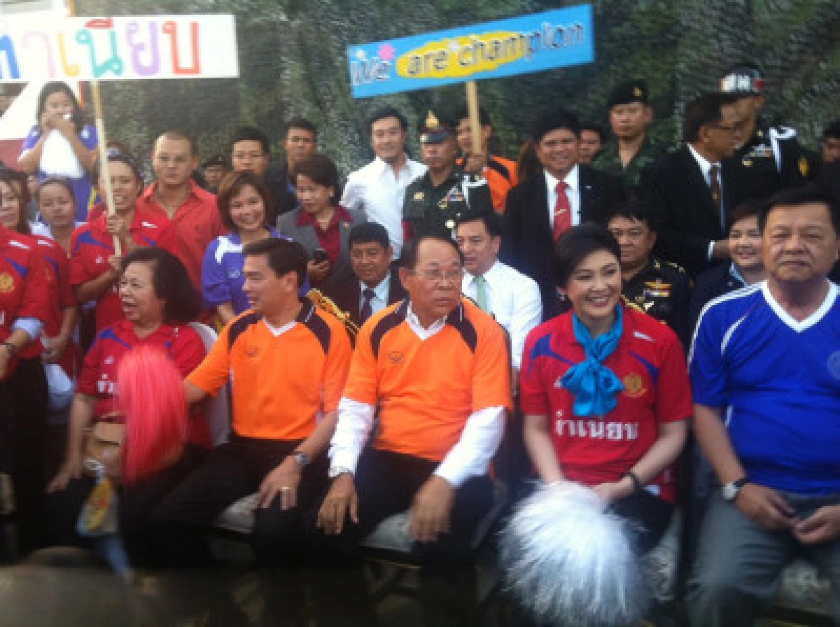 ยิ่งลักษณ์-อภิสิทธิ์ร่วมงานกีฬาสื่อ