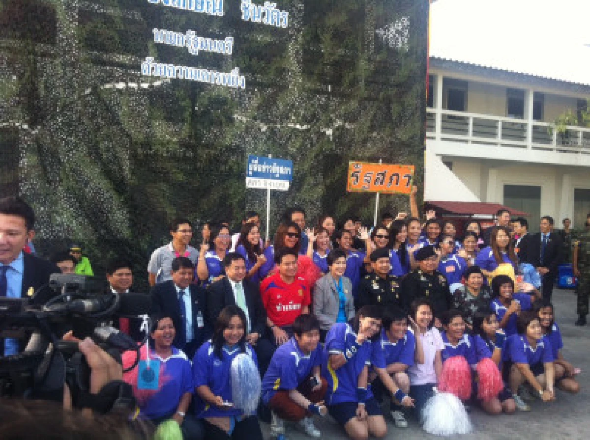 ยิ่งลักษณ์-อภิสิทธิ์ร่วมงานกีฬาสื่อ