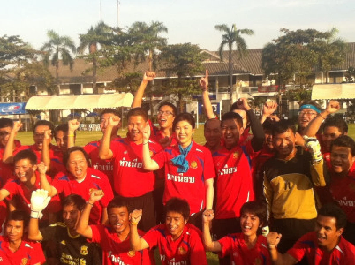 ยิ่งลักษณ์-อภิสิทธิ์ร่วมงานกีฬาสื่อ