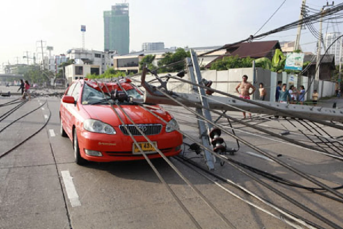 เลี่ยงถ.พระราม 3รถเครนเกี่ยวเสาไฟฟ้าล้ม