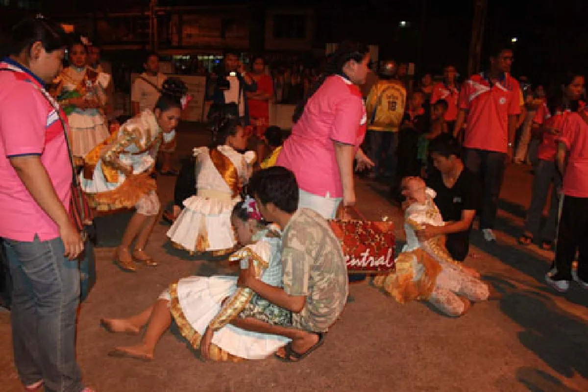 นักเรียนนับสิบซ้อมเชียร์ลีดเดอร์ถูกผีเข้า