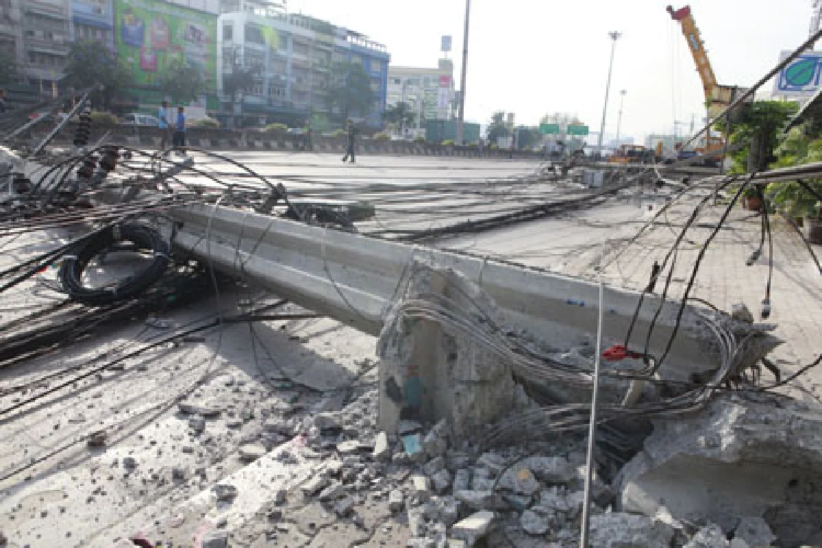 เลี่ยงถ.พระราม 3รถเครนเกี่ยวเสาไฟฟ้าล้ม