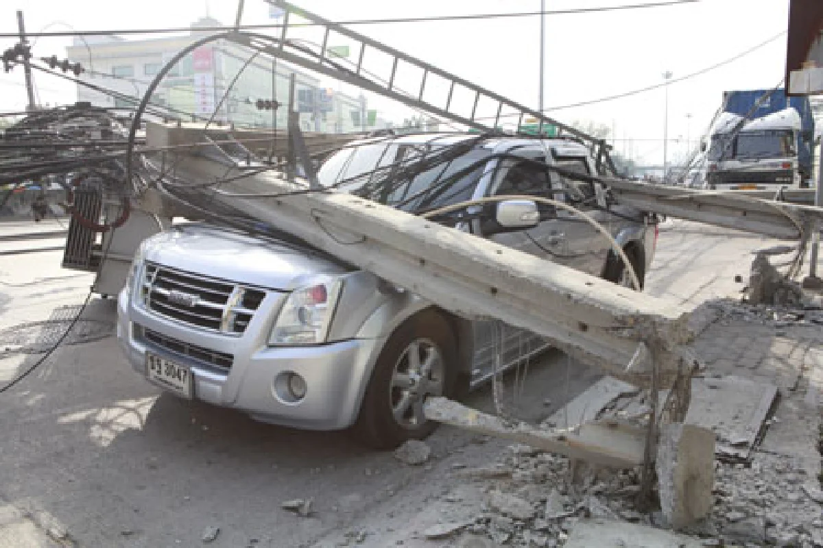 เลี่ยงถ.พระราม 3รถเครนเกี่ยวเสาไฟฟ้าล้ม