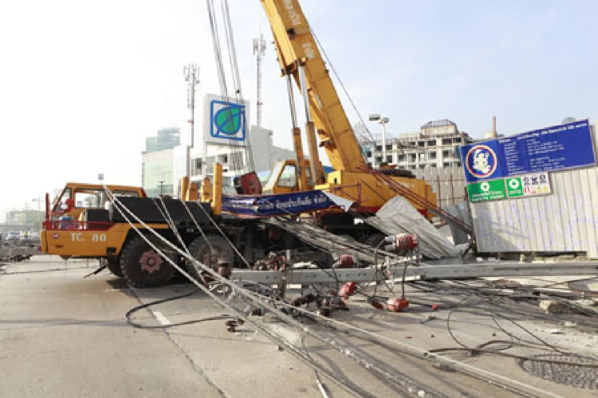 เลี่ยงถ.พระราม 3รถเครนเกี่ยวเสาไฟฟ้าล้ม