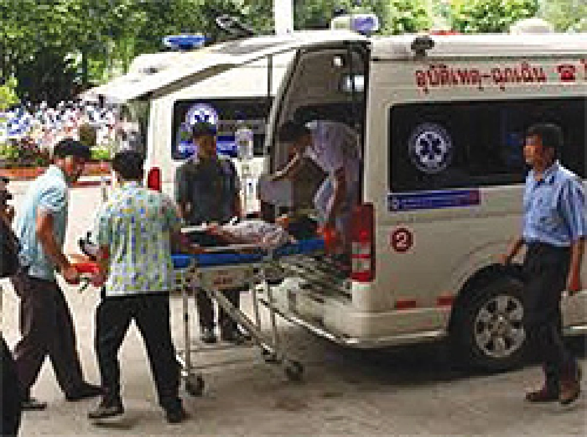 หามนร. 500 ชีวิต ชีวิตส่งหมอ อลหม่านอาหารเป็นพิษ